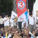 Pasangan Cagub dan Cawagub no urut 3, Anies Baswedan dan Sandiaga Uno bersama Ketua Dewan Pembina sekaligus Ketua Umum Partai Gerindra Prabowo Subianto dan Presiden PKS Mohammad Sohibul Iman saat kampanye akbar di Lapangan Banteng, Jakarta Pusat, Minggu (5/2/2017). Kampanye ini dihadiri berbagai elemen pendukung juga turut hadir meramaikan kampanye akbar Anies-Sandi, seperti tokoh masyarakat dan para relawan pemenangan. AKTUAL/Tino Oktaviano