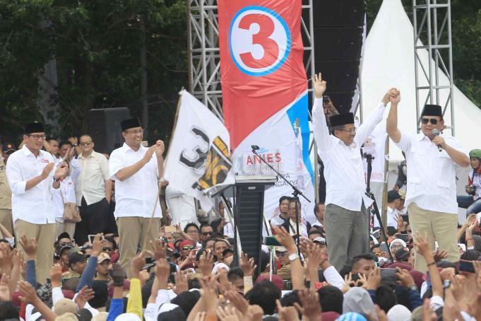 Pasangan Cagub dan Cawagub no urut 3, Anies Baswedan dan Sandiaga Uno bersama Ketua Dewan Pembina sekaligus Ketua Umum Partai Gerindra Prabowo Subianto dan Presiden PKS Mohammad Sohibul Iman saat kampanye akbar di Lapangan Banteng, Jakarta Pusat, Minggu (5/2/2017). Kampanye ini dihadiri berbagai elemen pendukung juga turut hadir meramaikan kampanye akbar Anies-Sandi, seperti tokoh masyarakat dan para relawan pemenangan. AKTUAL/Tino Oktaviano