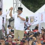 Ketua Dewan Pembina sekaligus Ketua Umum Partai Gerindra Prabowo Subianto dan Presiden PKS Mohammad Sohibul Iman saat kampanye akbar di Lapangan Banteng, Jakarta Pusat, Minggu (5/2/2017). Kampanye ini dihadiri berbagai elemen pendukung juga turut hadir meramaikan kampanye akbar Anies-Sandi, seperti tokoh masyarakat dan para relawan pemenangan. AKTUAL/Tino Oktaviano