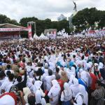 Massa membawa atribut kampanye pasangan no urut 3 Anies Baswedan dan Sandiaga Uno saat kampanye akbar di Lapangan Banteng, Jakarta Pusat, Minggu (5/2/2017). Kampanye ini dihadiri berbagai elemen pendukung juga turut hadir meramaikan kampanye akbar Anies-Sandi, seperti tokoh masyarakat dan para relawan pemenangan. AKTUAL/Tino Oktaviano
