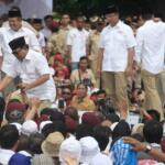 Pasangan Cagub dan Cawagub no urut 3, Anies Baswedan dan Sandiaga Uno bersama Ketua Dewan Pembina sekaligus Ketua Umum Partai Gerindra Prabowo Subianto dan Presiden PKS Mohammad Sohibul Iman saat kampanye akbar di Lapangan Banteng, Jakarta Pusat, Minggu (5/2/2017). Kampanye ini dihadiri berbagai elemen pendukung juga turut hadir meramaikan kampanye akbar Anies-Sandi, seperti tokoh masyarakat dan para relawan pemenangan. AKTUAL/Tino Oktaviano