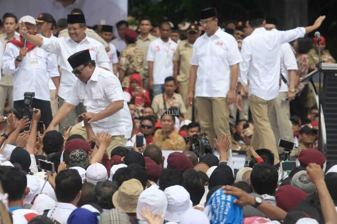 Pasangan Cagub dan Cawagub no urut 3, Anies Baswedan dan Sandiaga Uno bersama Ketua Dewan Pembina sekaligus Ketua Umum Partai Gerindra Prabowo Subianto dan Presiden PKS Mohammad Sohibul Iman saat kampanye akbar di Lapangan Banteng, Jakarta Pusat, Minggu (5/2/2017). Kampanye ini dihadiri berbagai elemen pendukung juga turut hadir meramaikan kampanye akbar Anies-Sandi, seperti tokoh masyarakat dan para relawan pemenangan. AKTUAL/Tino Oktaviano