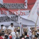 Ketua Dewan Pembina sekaligus Ketua Umum Partai Gerindra Prabowo Subianto dan Presiden PKS Mohammad Sohibul Iman saat kampanye akbar di Lapangan Banteng, Jakarta Pusat, Minggu (5/2/2017). Kampanye ini dihadiri berbagai elemen pendukung juga turut hadir meramaikan kampanye akbar Anies-Sandi, seperti tokoh masyarakat dan para relawan pemenangan. AKTUAL/Tino Oktaviano