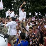 Pasangan Cagub dan Cawagub no urut 3, Anies Baswedan dan Sandiaga Uno saat kampanye akbar di Lapangan Banteng, Jakarta Pusat, Minggu (5/2/2017). Kampanye yang dihadiri Ketua Dewan Pembina sekaligus Ketua Umum Partai Gerindra Prabowo Subianto dan Presiden PKS Mohammad Sohibul Iman tersebut mengajak massa bagi yang belum menentukan pilihan dapat memilih Anies-Sandi di Pilgub DKI pada 15 Februari 2017 mendatang. AKTUAL/Tino Oktaviano