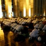 Puluhan ribu Umat muslim melaksanakan salat Subuh dalam rangkaian aksi 112 bela Islam di Masjid Istiqlal, Jakarta Pusat, Sabtu (11/2). Salat subuh dan zikir bersama ini dihadiri oleh calon gubernur dan wakil gubernur DKI Jakarta, yakni nomor urut satu Agus Harimurti Yudhoyono (AHY) dan nomor urut tiga Anies Baswedan-Sandiaga Uno. AKTUAL/Tino Oktaviano