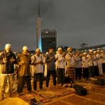 Puluhan ribu Umat muslim melaksanakan salat Subuh dalam rangkaian aksi 112 bela Islam di Masjid Istiqlal, Jakarta Pusat, Sabtu (11/2). Salat subuh dan zikir bersama ini dihadiri oleh calon gubernur dan wakil gubernur DKI Jakarta, yakni nomor urut satu Agus Harimurti Yudhoyono (AHY) dan nomor urut tiga Anies Baswedan-Sandiaga Uno. AKTUAL/Tino Oktaviano