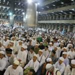 Puluhan ribu Umat muslim melaksanakan salat Subuh dalam rangkaian aksi 112 bela Islam di Masjid Istiqlal, Jakarta Pusat, Sabtu (11/2). Salat subuh dan zikir bersama ini dihadiri oleh calon gubernur dan wakil gubernur DKI Jakarta, yakni nomor urut satu Agus Harimurti Yudhoyono (AHY) dan nomor urut tiga Anies Baswedan-Sandiaga Uno. AKTUAL/Tino Oktaviano