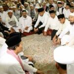 Calon gubernur dan wakil gubernur DKI Jakarta, yakni nomor urut satu Agus Harimurti Yudhoyono (AHY) dan nomor urut tiga Anies Baswedan-Sandiaga Uno mengikuti rangkaian aksi 112 di Masjid Istiqlal, Jakarta Pusat, Sabtu (11/2). AKTUAL/Tino Oktaviano