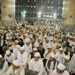 Puluhan ribu Umat muslim melaksanakan salat Subuh dalam rangkaian aksi 112 bela Islam di Masjid Istiqlal, Jakarta Pusat, Sabtu (11/2). Salat subuh dan zikir bersama ini dihadiri oleh calon gubernur dan wakil gubernur DKI Jakarta, yakni nomor urut satu Agus Harimurti Yudhoyono (AHY) dan nomor urut tiga Anies Baswedan-Sandiaga Uno. AKTUAL/Tino Oktaviano