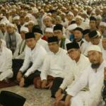 Calon gubernur dan wakil gubernur DKI Jakarta, yakni nomor urut satu Agus Harimurti Yudhoyono (AHY) dan nomor urut tiga Anies Baswedan-Sandiaga Uno mengikuti rangkaian aksi 112 di Masjid Istiqlal, Jakarta Pusat, Sabtu (11/2). AKTUAL/Tino Oktaviano