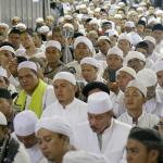 Puluhan ribu Umat muslim melaksanakan salat Subuh dalam rangkaian aksi 112 bela Islam di Masjid Istiqlal, Jakarta Pusat, Sabtu (11/2). Salat subuh dan zikir bersama ini dihadiri oleh calon gubernur dan wakil gubernur DKI Jakarta, yakni nomor urut satu Agus Harimurti Yudhoyono (AHY) dan nomor urut tiga Anies Baswedan-Sandiaga Uno. AKTUAL/Tino Oktaviano