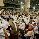 Ustad Arifin Ilham memberikan tausiyah dan memimpin zikir saat rangkaian aksi 112 bela Islam di Masjid Istiqlal, Jakarta Pusat, Sabtu (11/2). Salat subuh dan zikir bersama ini dihadiri oleh calon gubernur dan wakil gubernur DKI Jakarta, yakni nomor urut satu Agus Harimurti Yudhoyono (AHY) dan nomor urut tiga Anies Baswedan-Sandiaga Uno. AKTUAL/Tino Oktaviano