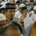 Puluhan ribu Umat muslim melaksanakan salat Subuh dalam rangkaian aksi 112 bela Islam di Masjid Istiqlal, Jakarta Pusat, Sabtu (11/2). Salat subuh dan zikir bersama ini dihadiri oleh calon gubernur dan wakil gubernur DKI Jakarta, yakni nomor urut satu Agus Harimurti Yudhoyono (AHY) dan nomor urut tiga Anies Baswedan-Sandiaga Uno. AKTUAL/Tino Oktaviano