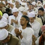 Puluhan ribu Umat muslim melaksanakan salat Subuh dalam rangkaian aksi 112 bela Islam di Masjid Istiqlal, Jakarta Pusat, Sabtu (11/2). Salat subuh dan zikir bersama ini dihadiri oleh calon gubernur dan wakil gubernur DKI Jakarta, yakni nomor urut satu Agus Harimurti Yudhoyono (AHY) dan nomor urut tiga Anies Baswedan-Sandiaga Uno. AKTUAL/Tino Oktaviano