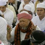 Puluhan ribu Umat muslim melaksanakan salat Subuh dalam rangkaian aksi 112 bela Islam di Masjid Istiqlal, Jakarta Pusat, Sabtu (11/2). Salat subuh dan zikir bersama ini dihadiri oleh calon gubernur dan wakil gubernur DKI Jakarta, yakni nomor urut satu Agus Harimurti Yudhoyono (AHY) dan nomor urut tiga Anies Baswedan-Sandiaga Uno. AKTUAL/Tino Oktaviano