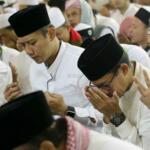 Calon gubernur dan wakil gubernur DKI Jakarta, yakni nomor urut satu Agus Harimurti Yudhoyono (AHY) dan nomor urut tiga Anies Baswedan-Sandiaga Uno mengikuti rangkaian aksi 112 di Masjid Istiqlal, Jakarta Pusat, Sabtu (11/2). AKTUAL/Tino Oktaviano