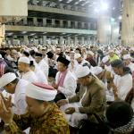 Ustad Arifin Ilham memberikan tausiyah dan memimpin zikir saat rangkaian aksi 112 bela Islam di Masjid Istiqlal, Jakarta Pusat, Sabtu (11/2). Salat subuh dan zikir bersama ini dihadiri oleh calon gubernur dan wakil gubernur DKI Jakarta, yakni nomor urut satu Agus Harimurti Yudhoyono (AHY) dan nomor urut tiga Anies Baswedan-Sandiaga Uno. AKTUAL/Tino Oktaviano