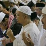 Ustad Arifin Ilham memberikan tausiyah dan memimpin zikir saat rangkaian aksi 112 bela Islam di Masjid Istiqlal, Jakarta Pusat, Sabtu (11/2). Salat subuh dan zikir bersama ini dihadiri oleh calon gubernur dan wakil gubernur DKI Jakarta, yakni nomor urut satu Agus Harimurti Yudhoyono (AHY) dan nomor urut tiga Anies Baswedan-Sandiaga Uno. AKTUAL/Tino Oktaviano