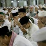 Calon gubernur dan wakil gubernur DKI Jakarta, yakni nomor urut satu Agus Harimurti Yudhoyono (AHY) dan nomor urut tiga Anies Baswedan-Sandiaga Uno mengikuti rangkaian aksi 112 di Masjid Istiqlal, Jakarta Pusat, Sabtu (11/2). AKTUAL/Tino Oktaviano
