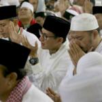 Calon gubernur dan wakil gubernur DKI Jakarta, yakni nomor urut satu Agus Harimurti Yudhoyono (AHY) dan nomor urut tiga Anies Baswedan-Sandiaga Uno mengikuti rangkaian aksi 112 di Masjid Istiqlal, Jakarta Pusat, Sabtu (11/2). AKTUAL/Tino Oktaviano
