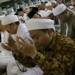 Ustad Arifin Ilham memberikan tausiyah dan memimpin zikir saat rangkaian aksi 112 bela Islam di Masjid Istiqlal, Jakarta Pusat, Sabtu (11/2). Salat subuh dan zikir bersama ini dihadiri oleh calon gubernur dan wakil gubernur DKI Jakarta, yakni nomor urut satu Agus Harimurti Yudhoyono (AHY) dan nomor urut tiga Anies Baswedan-Sandiaga Uno. AKTUAL/Tino Oktaviano