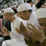 Ustad Arifin Ilham memberikan tausiyah dan memimpin zikir saat rangkaian aksi 112 bela Islam di Masjid Istiqlal, Jakarta Pusat, Sabtu (11/2). Salat subuh dan zikir bersama ini dihadiri oleh calon gubernur dan wakil gubernur DKI Jakarta, yakni nomor urut satu Agus Harimurti Yudhoyono (AHY) dan nomor urut tiga Anies Baswedan-Sandiaga Uno. AKTUAL/Tino Oktaviano