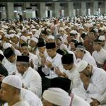 Puluhan ribu Umat muslim melaksanakan salat Subuh dalam rangkaian aksi 112 bela Islam di Masjid Istiqlal, Jakarta Pusat, Sabtu (11/2). Salat subuh dan zikir bersama ini dihadiri oleh calon gubernur dan wakil gubernur DKI Jakarta, yakni nomor urut satu Agus Harimurti Yudhoyono (AHY) dan nomor urut tiga Anies Baswedan-Sandiaga Uno. AKTUAL/Tino Oktaviano