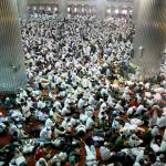 Peserta aksi damai 112 mendengarkan tausiyah dari para ulama di Masjid Istiqlal, Jakarta, Sabtu (11/2). Semula aksi 112 dirancang long march dari Lapangan Monas ke Bundaran Hotel Indonesia menjadi aksi tausiyah di Masjid Istiqlal guna mendengarkan para ulama memberikan pencerahan kepada umat. AKTUAL/Tino Oktaviano