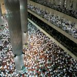 Peserta aksi damai 112 mendengarkan tausiyah dari para ulama di Masjid Istiqlal, Jakarta, Sabtu (11/2). Semula aksi 112 dirancang long march dari Lapangan Monas ke Bundaran Hotel Indonesia menjadi aksi tausiyah di Masjid Istiqlal guna mendengarkan para ulama memberikan pencerahan kepada umat. AKTUAL/Tino Oktaviano