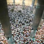 Peserta aksi damai 112 mendengarkan tausiyah dari para ulama di Masjid Istiqlal, Jakarta, Sabtu (11/2). Semula aksi 112 dirancang long march dari Lapangan Monas ke Bundaran Hotel Indonesia menjadi aksi tausiyah di Masjid Istiqlal guna mendengarkan para ulama memberikan pencerahan kepada umat. AKTUAL/Tino Oktaviano