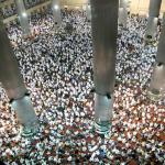 Peserta aksi damai 112 mendengarkan tausiyah dari para ulama di Masjid Istiqlal, Jakarta, Sabtu (11/2). Semula aksi 112 dirancang long march dari Lapangan Monas ke Bundaran Hotel Indonesia menjadi aksi tausiyah di Masjid Istiqlal guna mendengarkan para ulama memberikan pencerahan kepada umat. AKTUAL/Tino Oktaviano
