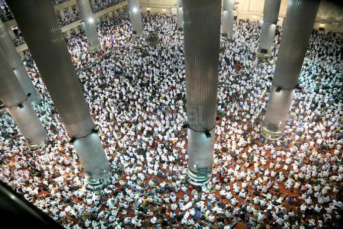 Peserta aksi damai 112 mendengarkan tausiyah dari para ulama di Masjid Istiqlal, Jakarta, Sabtu (11/2). Semula aksi 112 dirancang long march dari Lapangan Monas ke Bundaran Hotel Indonesia menjadi aksi tausiyah di Masjid Istiqlal guna mendengarkan para ulama memberikan pencerahan kepada umat. AKTUAL/Tino Oktaviano