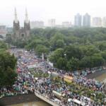 Ratusan Ribu Umat Muslim bergabung mengikuti aksi massa aksi 112 yang terus berdatangan memadati Masjid Istiqlal, Jakarta Pusat, Sabtu (11/2). Masih banyak massa yang baru datang untuk mengikuti salat subuh berjamaah, tausiyah dan zikir. Massa datang seraya mengumandangkan salawat. AKTUAL/Tino Oktaviano