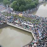 Ratusan Ribu Umat Muslim bergabung mengikuti aksi massa aksi 112 yang terus berdatangan memadati Masjid Istiqlal, Jakarta Pusat, Sabtu (11/2). Masih banyak massa yang baru datang untuk mengikuti salat subuh berjamaah, tausiyah dan zikir. Massa datang seraya mengumandangkan salawat. AKTUAL/Tino Oktaviano