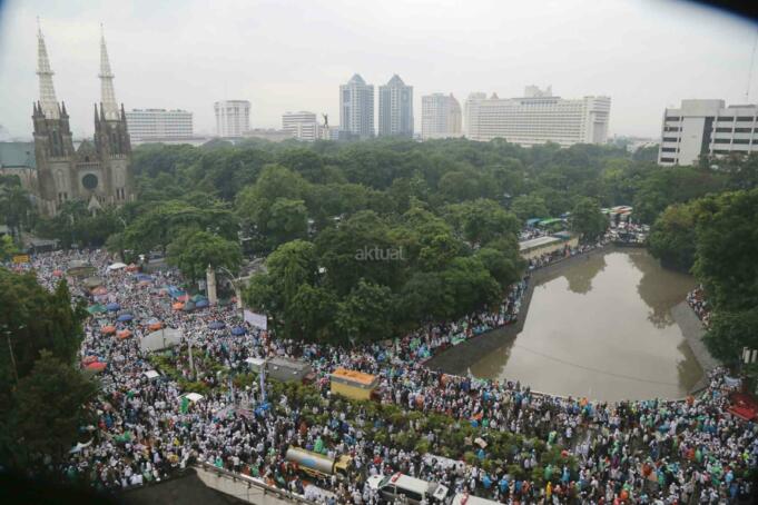 Ratusan Ribu Umat Muslim bergabung mengikuti aksi massa aksi 112 yang terus berdatangan memadati Masjid Istiqlal, Jakarta Pusat, Sabtu (11/2). Masih banyak massa yang baru datang untuk mengikuti salat subuh berjamaah, tausiyah dan zikir. Massa datang seraya mengumandangkan salawat. AKTUAL/Tino Oktaviano