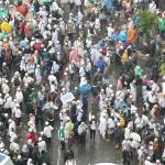 Ratusan Ribu Umat Muslim bergabung mengikuti aksi massa aksi 112 yang terus berdatangan memadati Masjid Istiqlal, Jakarta Pusat, Sabtu (11/2). Masih banyak massa yang baru datang untuk mengikuti salat subuh berjamaah, tausiyah dan zikir. Massa datang seraya mengumandangkan salawat. AKTUAL/Tino Oktaviano