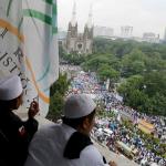 Ratusan Ribu Umat Muslim bergabung mengikuti aksi massa aksi 112 yang terus berdatangan memadati Masjid Istiqlal, Jakarta Pusat, Sabtu (11/2). Masih banyak massa yang baru datang untuk mengikuti salat subuh berjamaah, tausiyah dan zikir. Massa datang seraya mengumandangkan salawat. AKTUAL/Tino Oktaviano