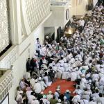 Ratusan Ribu Umat Muslim bergabung mengikuti aksi massa aksi 112 yang terus berdatangan memadati Masjid Istiqlal, Jakarta Pusat, Sabtu (11/2). Masih banyak massa yang baru datang untuk mengikuti salat subuh berjamaah, tausiyah dan zikir. Massa datang seraya mengumandangkan salawat. AKTUAL/Tino Oktaviano