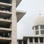 Ratusan Ribu Umat Muslim bergabung mengikuti aksi massa aksi 112 yang terus berdatangan memadati Masjid Istiqlal, Jakarta Pusat, Sabtu (11/2). Masih banyak massa yang baru datang untuk mengikuti salat subuh berjamaah, tausiyah dan zikir. Massa datang seraya mengumandangkan salawat. AKTUAL/Tino Oktaviano