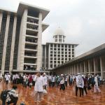 Ratusan Ribu Umat Muslim bergabung mengikuti aksi massa aksi 112 yang terus berdatangan memadati Masjid Istiqlal, Jakarta Pusat, Sabtu (11/2). Masih banyak massa yang baru datang untuk mengikuti salat subuh berjamaah, tausiyah dan zikir. Massa datang seraya mengumandangkan salawat. AKTUAL/Tino Oktaviano