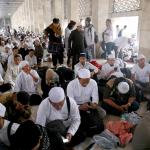 Ratusan Ribu Umat Muslim bergabung mengikuti aksi massa aksi 112 yang terus berdatangan memadati Masjid Istiqlal, Jakarta Pusat, Sabtu (11/2). Masih banyak massa yang baru datang untuk mengikuti salat subuh berjamaah, tausiyah dan zikir. Massa datang seraya mengumandangkan salawat. AKTUAL/Tino Oktaviano