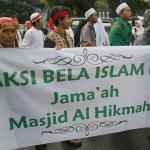 Massa aksi damai 112 terus mengalir ke Masjid Istiqlal. Mereka datang dengan metromini, bus, dan ada yang berjalan kaki menembus hujan. Akibatnya kemacetan terjadi di seputaran Gambir, Jakpus, Sabtu (11/2). AKTUAL/Tino Oktaviano