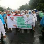 Massa aksi damai 112 terus mengalir ke Masjid Istiqlal. Mereka datang dengan metromini, bus, dan ada yang berjalan kaki menembus hujan. Akibatnya kemacetan terjadi di seputaran Gambir, Jakpus, Sabtu (11/2). AKTUAL/Tino Oktaviano