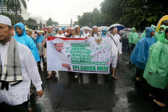 Massa aksi damai 112 terus mengalir ke Masjid Istiqlal. Mereka datang dengan metromini, bus, dan ada yang berjalan kaki menembus hujan. Akibatnya kemacetan terjadi di seputaran Gambir, Jakpus, Sabtu (11/2). AKTUAL/Tino Oktaviano