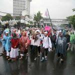 Massa aksi damai 112 terus mengalir ke Masjid Istiqlal. Mereka datang dengan metromini, bus, dan ada yang berjalan kaki menembus hujan. Akibatnya kemacetan terjadi di seputaran Gambir, Jakpus, Sabtu (11/2). AKTUAL/Tino Oktaviano