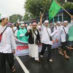 Massa aksi damai 112 terus mengalir ke Masjid Istiqlal. Mereka datang dengan metromini, bus, dan ada yang berjalan kaki menembus hujan. Akibatnya kemacetan terjadi di seputaran Gambir, Jakpus, Sabtu (11/2). AKTUAL/Tino Oktaviano