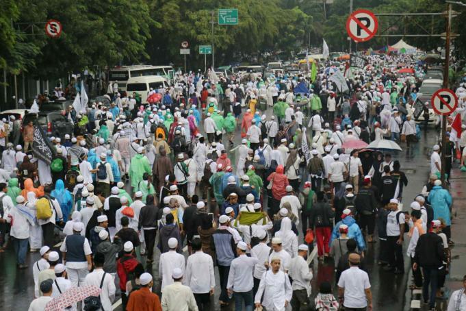 Massa aksi damai 112 terus mengalir ke Masjid Istiqlal. Mereka datang dengan metromini, bus, dan ada yang berjalan kaki menembus hujan. Akibatnya kemacetan terjadi di seputaran Gambir, Jakpus, Sabtu (11/2). AKTUAL/Tino Oktaviano