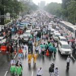 Massa aksi damai 112 terus mengalir ke Masjid Istiqlal. Mereka datang dengan metromini, bus, dan ada yang berjalan kaki menembus hujan. Akibatnya kemacetan terjadi di seputaran Gambir, Jakpus, Sabtu (11/2). AKTUAL/Tino Oktaviano