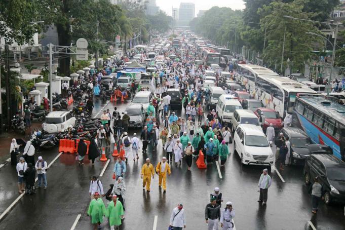 Massa aksi damai 112 terus mengalir ke Masjid Istiqlal. Mereka datang dengan metromini, bus, dan ada yang berjalan kaki menembus hujan. Akibatnya kemacetan terjadi di seputaran Gambir, Jakpus, Sabtu (11/2). AKTUAL/Tino Oktaviano