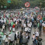 Massa aksi damai 112 terus mengalir ke Masjid Istiqlal. Mereka datang dengan metromini, bus, dan ada yang berjalan kaki menembus hujan. Akibatnya kemacetan terjadi di seputaran Gambir, Jakpus, Sabtu (11/2). AKTUAL/Tino Oktaviano